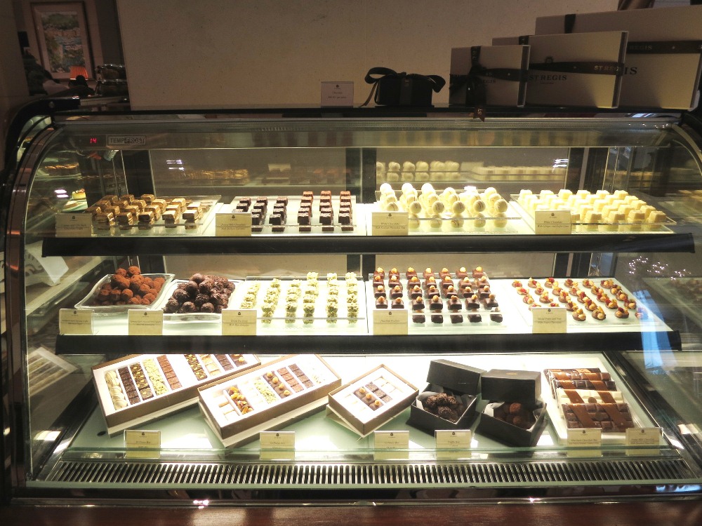 St. Regis just recently launched their patisserie at the lobby (next to Brasserie Les Saveurs),offering truffles, cakes and cookies