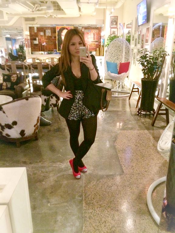 Here I am taking a rare selfie at the pretty lobby while waiting for a friend. Travel tip: I have this little thing I do when I travel.. I leave my hotel in foldable ballet flats (in this case, a comfy pair of Yosi Samra) and then pack my heels in my bag (see that canvas bag peeking out!) so I can take the train and walk a lot to get to where I'm supposed to be, then switch shoes right before I enter! Now you know my secret! :)