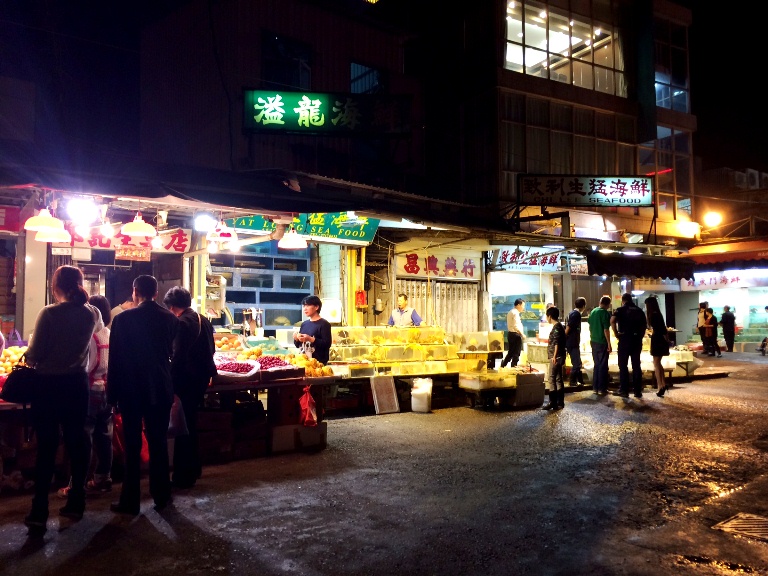 Food stalls fronting Lei Yue Mun. But I urge you to walk in deeper as there are loads more inside with fresher, plumper seafood