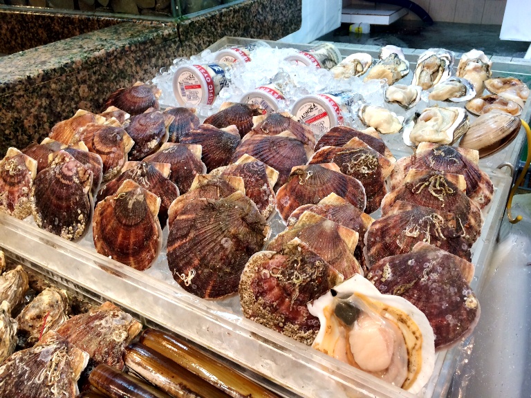 Check out those massive scallops and oysters! This is at Mui Kee Seafood Group