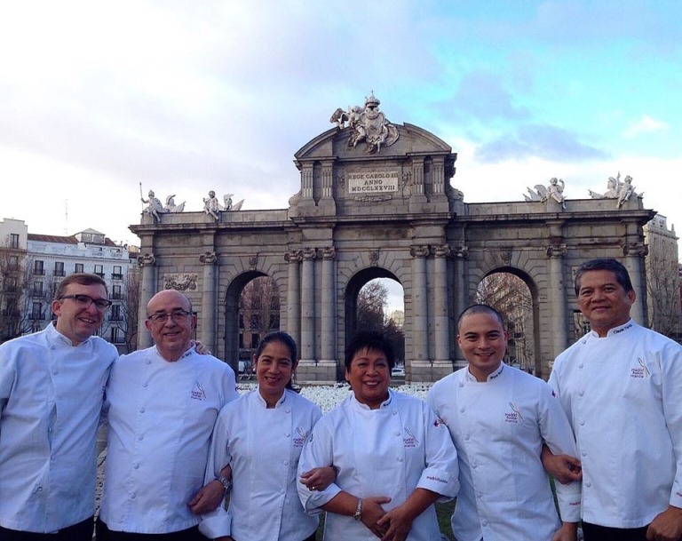 See, this is PINOY PRIDE right here! Our Philippine chefs flew to the Spanish capital to represent and cook at Madrid Fusion! Jose Luis "Chele" Gonzalez (Vask/ ArroZeria), JC de Terry (Terry's), Margarita Fores (Cibo/ Lusso/ Grace Park), Myrna Segismundo, Bruce Ricketts (Mecha Uma/ Sensei Sushi), Claude Tayag (Bale Dutung/ Downtown Cafe). Go Philippines!