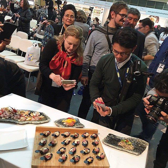 Guests curious about our kinilaw after chefs Margarita and Myrna's presentations! (Photo courtesy of JJ Yulo/ Just Jonesing)