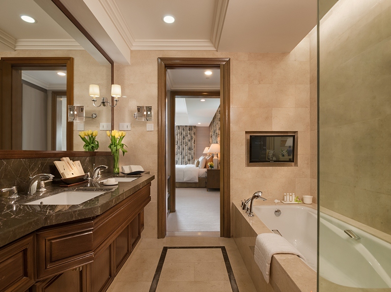 The Executive Suite Bathroom