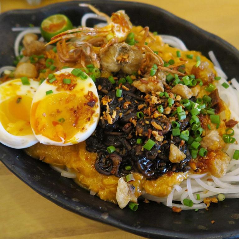 Was actually never a fan of pancit palabok until this! While the traditional palabok is cooked with shrimp, at Kafe Batwan, it's cooked in crab fat, and topped with crablets, chicharon, sauteed squid and soft-boiled egg