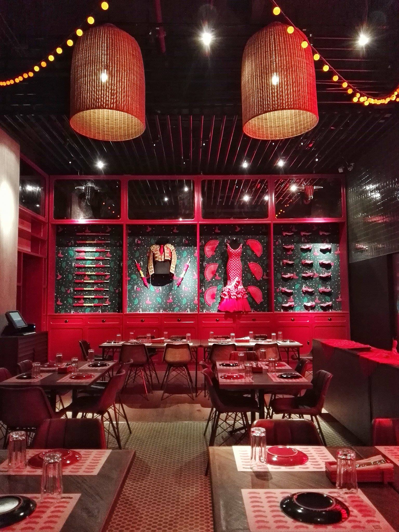 At first glance, it looked like a Chinese-Shanghainese feel... but look closer and you'll see flamenco outfits!