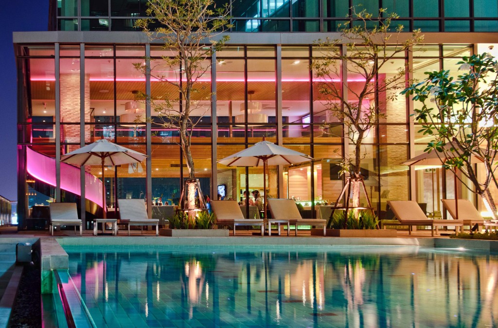 Porch restaurant is right next to the pool, so it's quite dramatic in the evening. (Photo courtesy of Sivatel Bangkok)