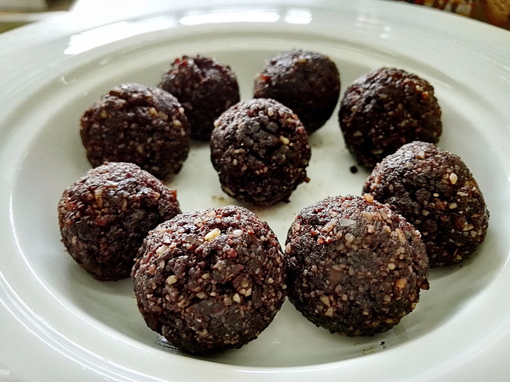 Three-Ingredient Cocoa Bliss Balls That Taste Like Chocolate Truffles 2