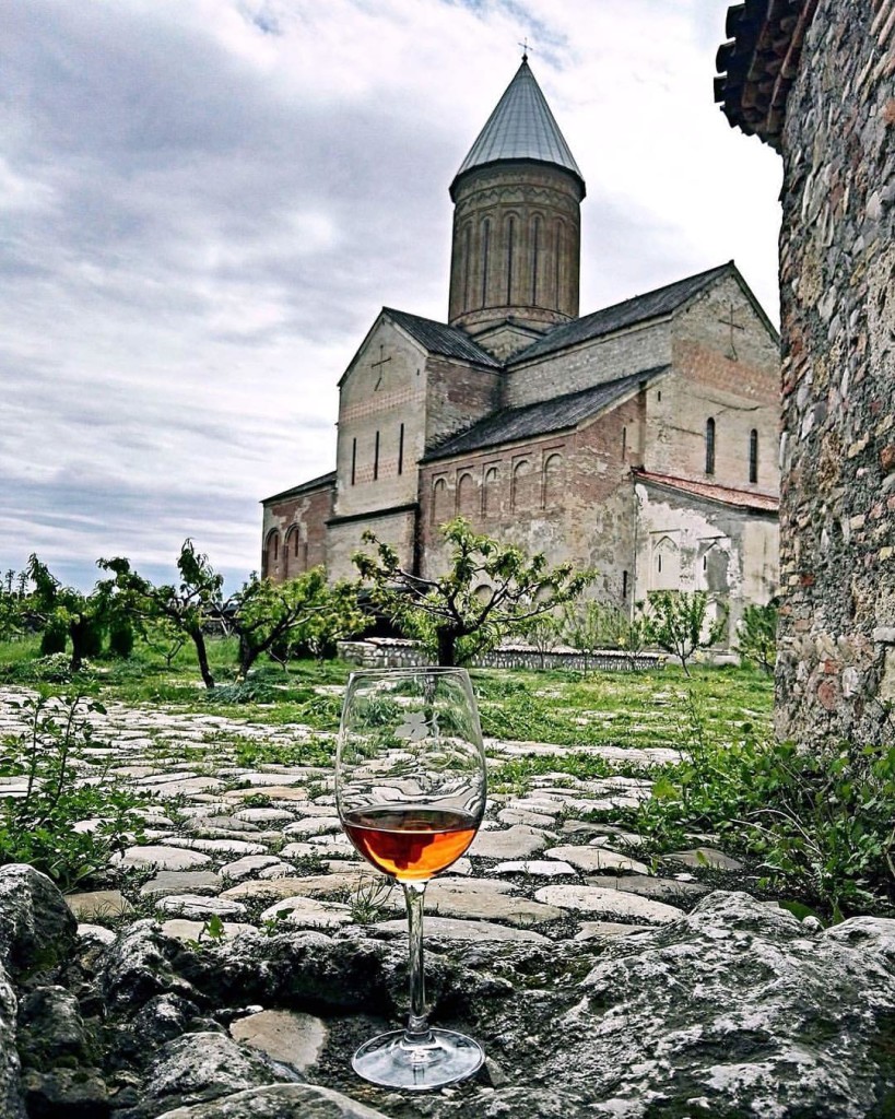 The stunning Alaverdi winery is a monastery dating back to the 11th century where monks make the wines. 💞⛪️ Here they refer to their orange wine, naturally made in a qvervi (see previous post 👉) from rkatsiteli grapes which Georgia is so known, for as "dry golden wine."