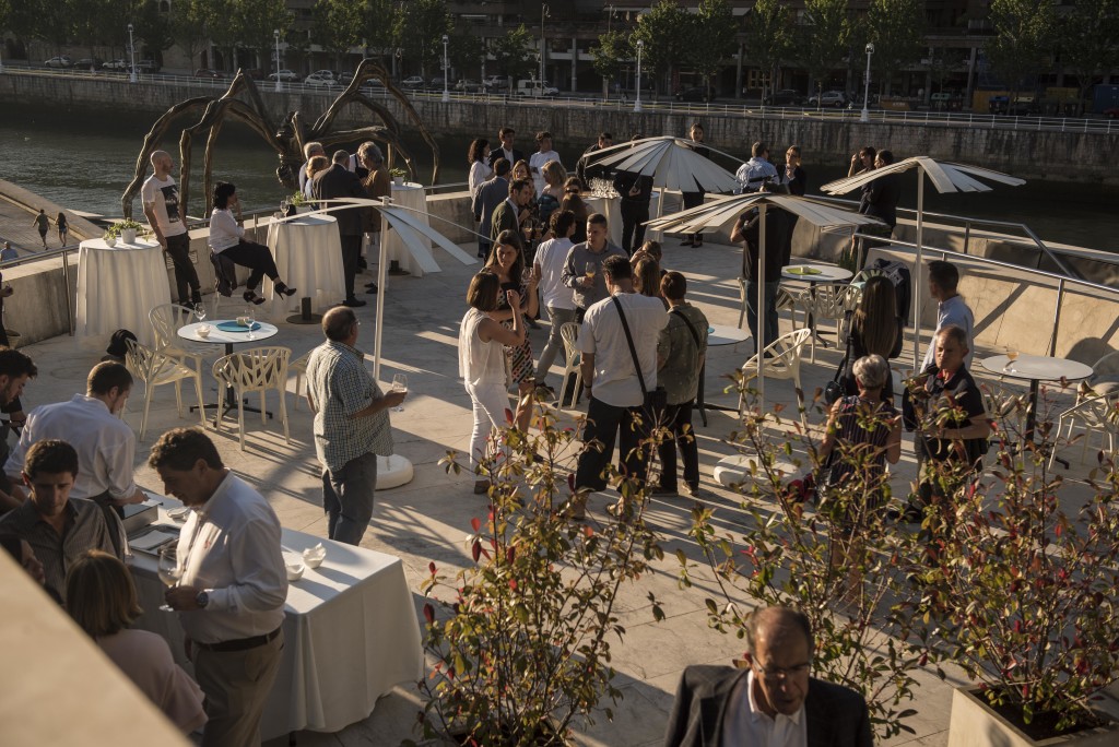 The evening began with beautiful sunset cocktails on the Nerua rooftop (Photo by Miguel Toña - MTVisuals)