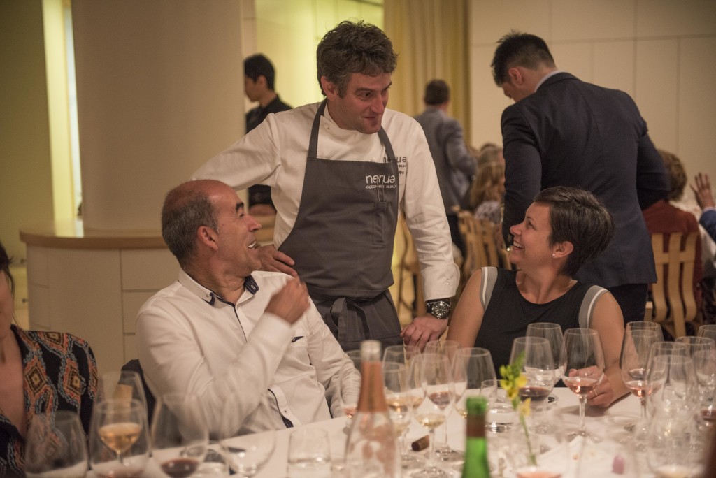 Josean Alija comes out to say hello to the guests, which include Gari Rios of Itsasmendi, one of the best producers of txakoli. His Itsasmendi N. 7 and Artizar 2012 were served that evening. (Photo by Miguel Toña - MTVisuals)