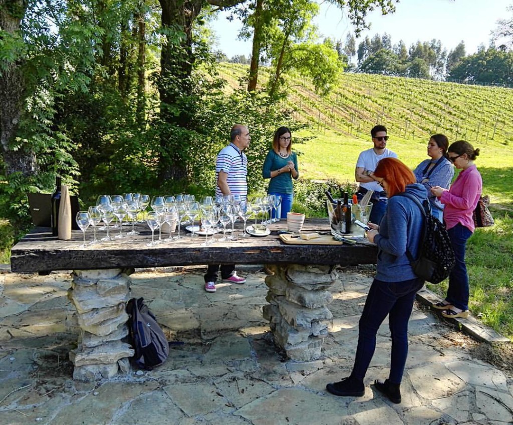 Basque breakfast was a txakoli-tasting in the middle of a vineyard (as in no bathroom within the vicinity). Bodegas Itsasmendi is a boutique biodynamic winery highly respected for their txakolis- they do a red one, too, quite rare (up on my IG stories). Such a precious experience 💕💕