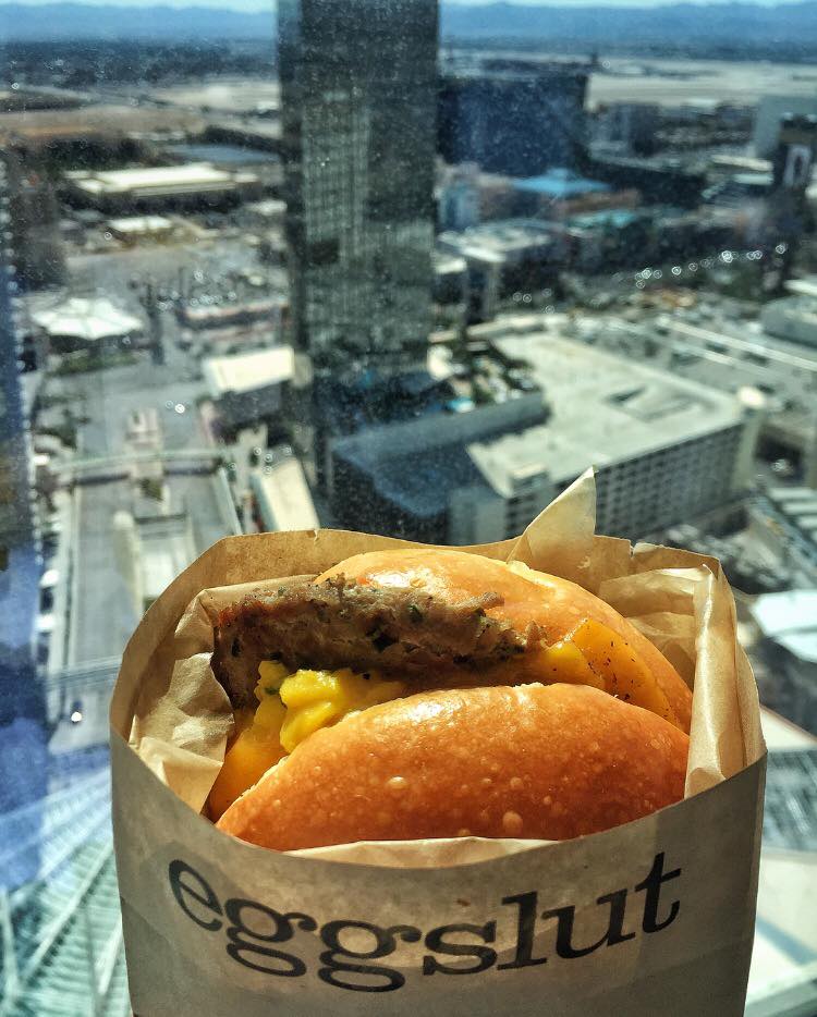 Finally got to try Alvin Cailan's Eggslut... in Vegas! I walked to The Cosmopolitan from Aria Sky Suites, lined up at Eggslut for half an hour (line was insane!!!) and took it back to my room for breakfast. 🍳🍳🍳 And it was worth the wait! This is the Fairfax (with additional turkey sausage)